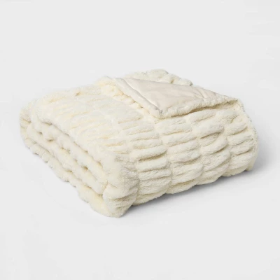 60" X 86" Faux Fur Oversized Bed Throw - Threshold Signature™ 5 60" X 86" Faux Fur Oversized Bed Throw - Threshold Signature™ - Image 3